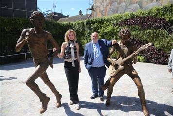 Statue to Wilmington's Famous Son & Fellow 'Glimmer' Unveiled